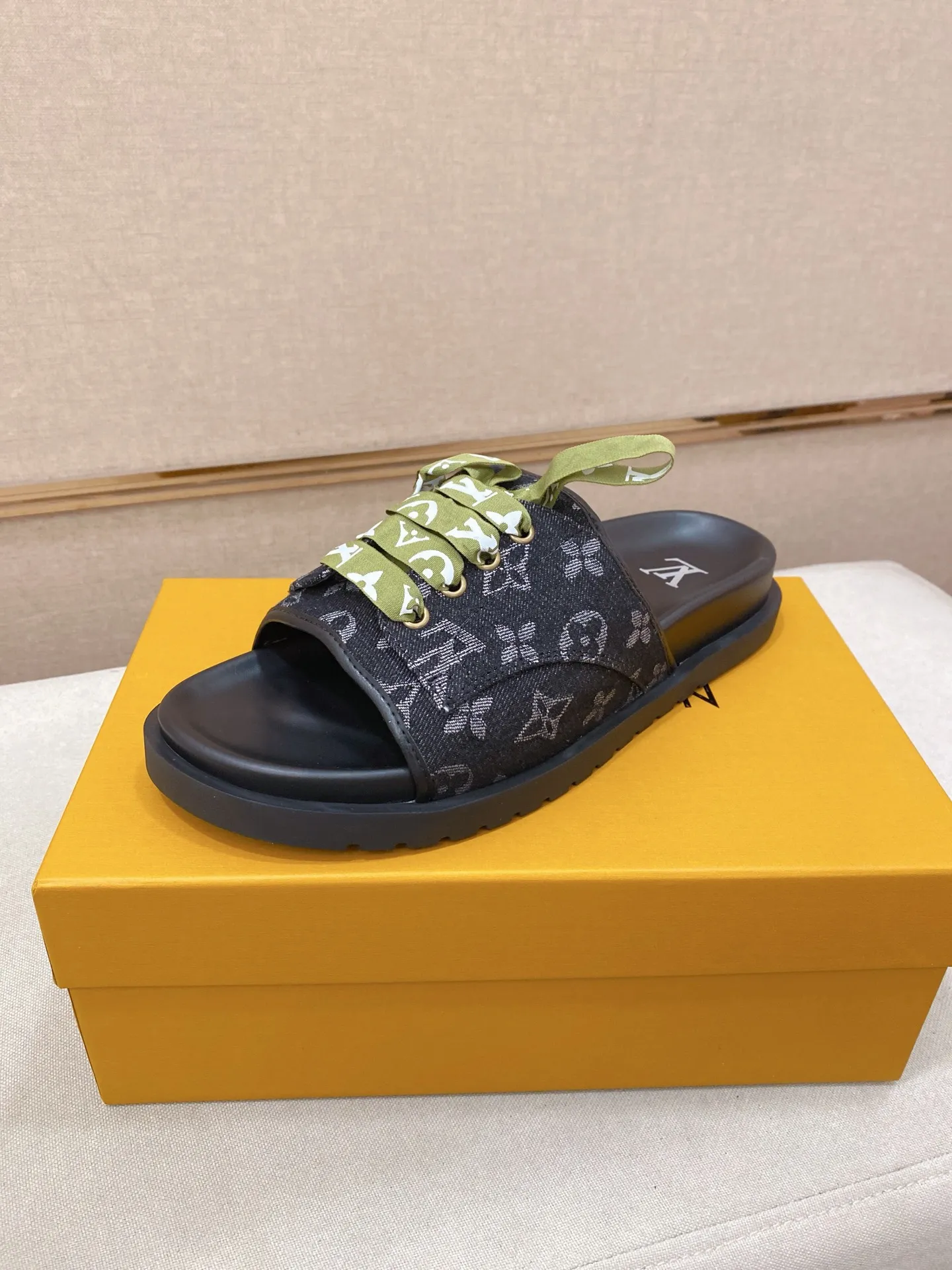 Men's shoes 💰: 340💰Made by LV🔍Top purchasing agents. Men's spring and summer slippers are available at the same counter. The uppers are imported cowhide from Italy, with logo graphics and high-quality craftsmanship. Soles: original soles specially provided by the original factory. Exclusive movable molded soles are super comfortable. Original goods follow orders. 🔍🔍High quality. You can enter and exit the counter at will. Welcome to compare. Size 38-44.